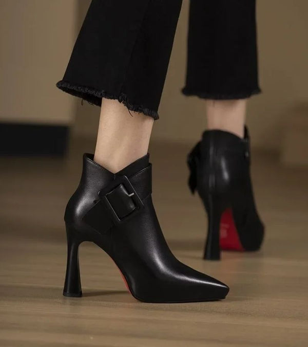 Μποτάκια με oversize αγκράφα, πλάγια όψη