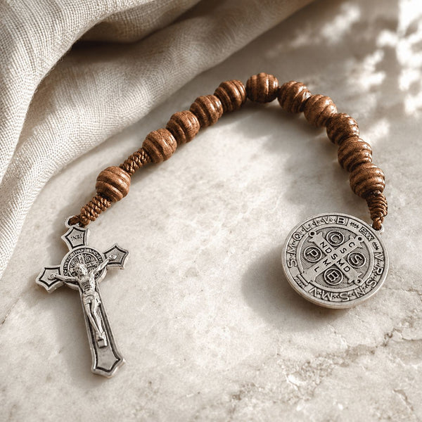 Ροζάριο Αγίου Βενεδίκτου, λεπτομέρεια ξύλινων χαντρών