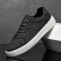 Sneaker Belmont με επίπεδα κορδόνια, κοντινό πλάνο