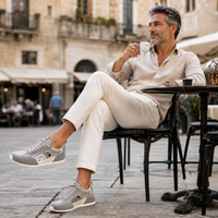 Sneakers Giuliano σε streetwear εμφάνιση, ολόσωμη εικόνα